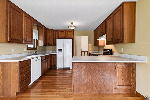 3945 SW 40th St, Topeka, KS 66610