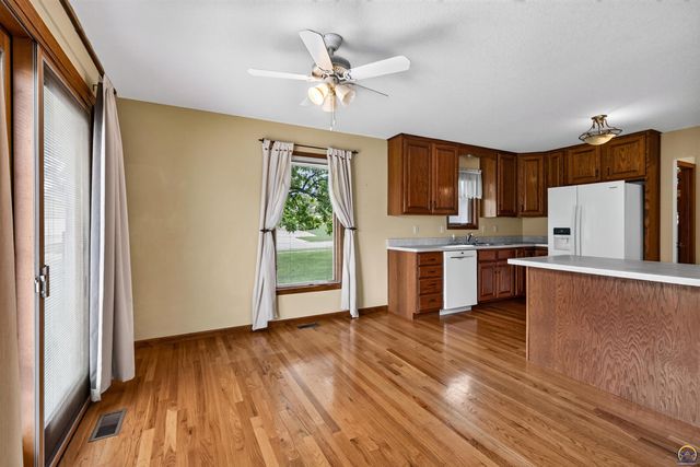3945 SW 40th St, Topeka, KS 66610