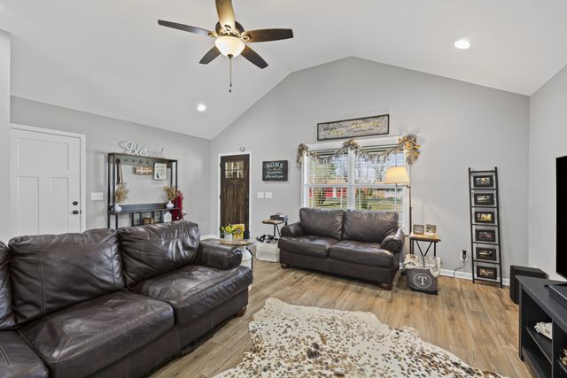 33 Rogers Dr, Manchester, TN 37355