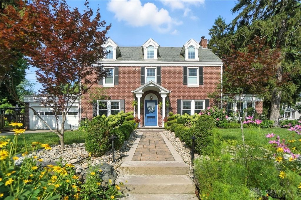 2101 Far Hills Avenue, Oakwood, OH 45419