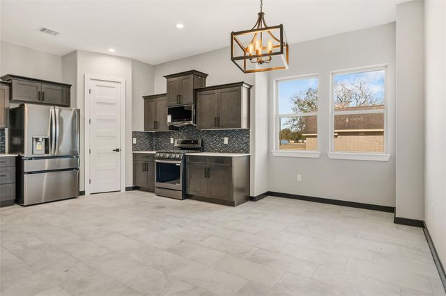 208 Silverleaf Road, Sweeny, TX 77480