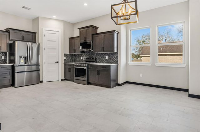 208 Silverleaf Road, Sweeny, TX 77480