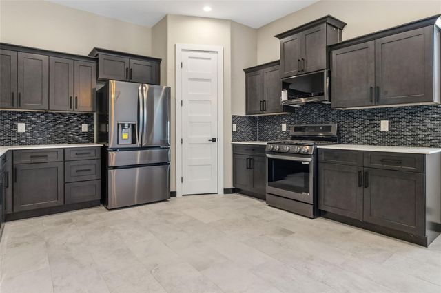 208 Silverleaf Road, Sweeny, TX 77480