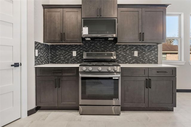 208 Silverleaf Road, Sweeny, TX 77480