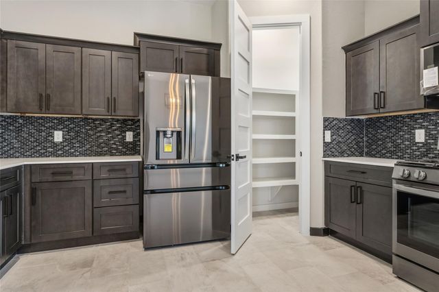 208 Silverleaf Road, Sweeny, TX 77480