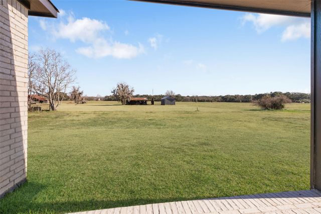 208 Silverleaf Road, Sweeny, TX 77480