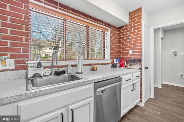 2046 GOLF COURSE DR, Reston, VA 20191