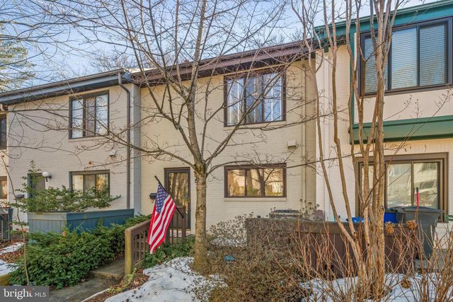 2046 GOLF COURSE DR, Reston, VA 20191