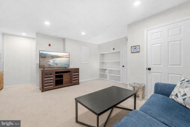 2046 GOLF COURSE DR, Reston, VA 20191