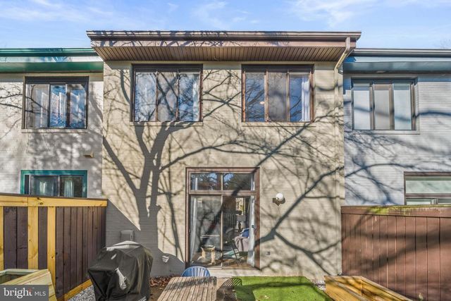 2046 GOLF COURSE DR, Reston, VA 20191