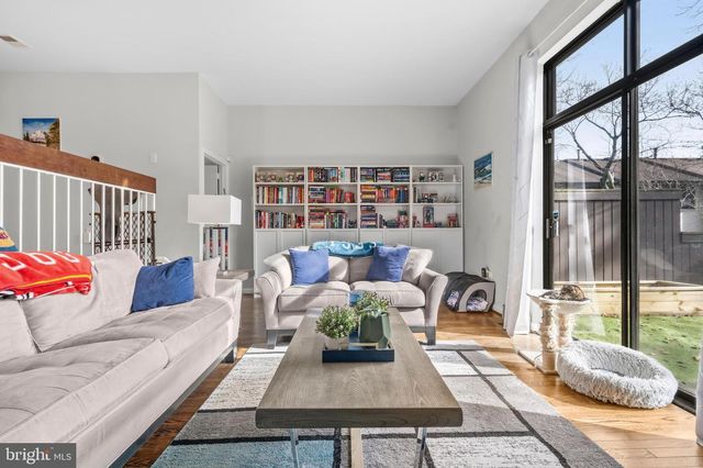 2046 GOLF COURSE DR, Reston, VA 20191