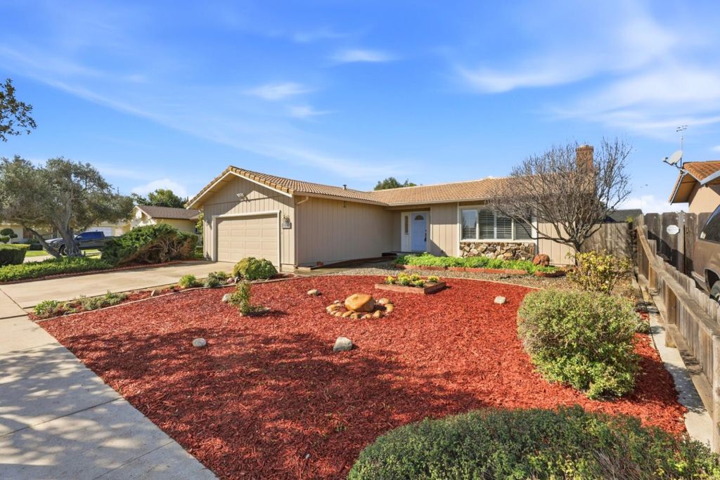 1223 La Canada Way, Salinas, CA 93901
