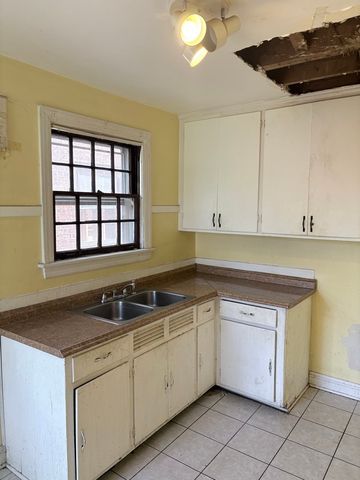 9058 S Jeffery Boulevard, Chicago, IL 60617