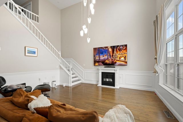806 Ledgewood Way 806, Clinton, MA 01510