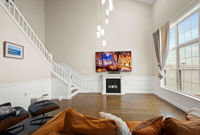 806 Ledgewood Way 806, Clinton, MA 01510