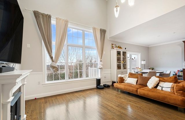 806 Ledgewood Way 806, Clinton, MA 01510