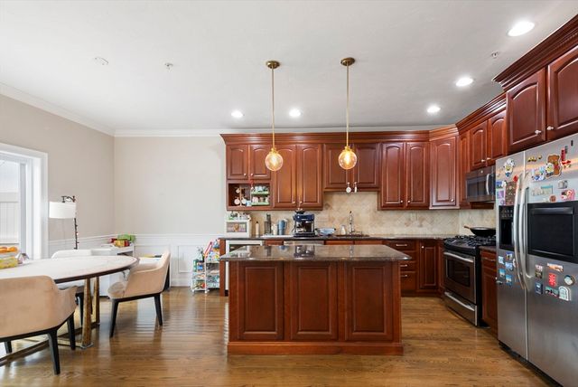 806 Ledgewood Way 806, Clinton, MA 01510