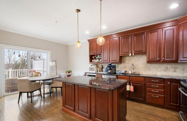 806 Ledgewood Way 806, Clinton, MA 01510