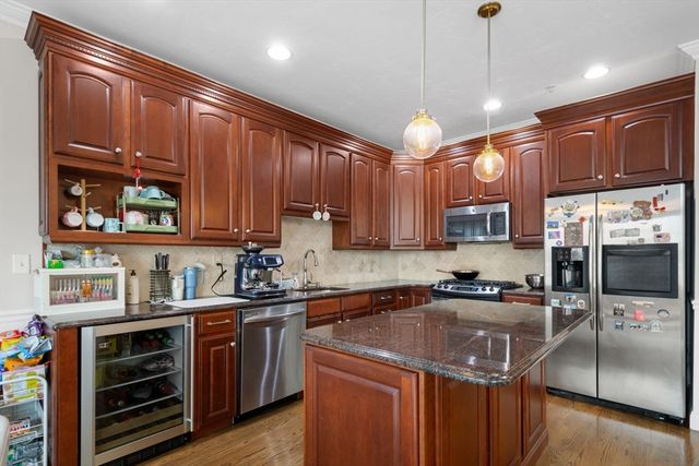 806 Ledgewood Way 806, Clinton, MA 01510