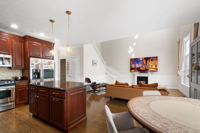 806 Ledgewood Way 806, Clinton, MA 01510