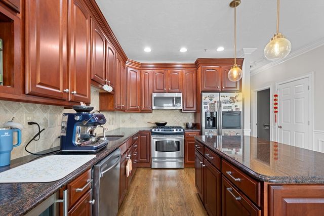 806 Ledgewood Way 806, Clinton, MA 01510