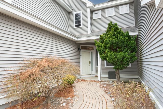806 Ledgewood Way 806, Clinton, MA 01510