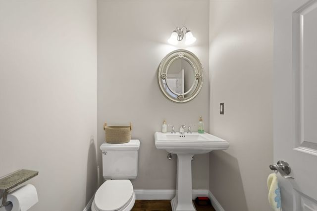 806 Ledgewood Way 806, Clinton, MA 01510