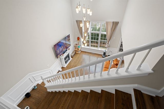806 Ledgewood Way 806, Clinton, MA 01510