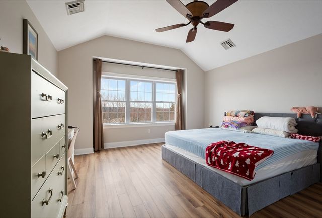 806 Ledgewood Way 806, Clinton, MA 01510