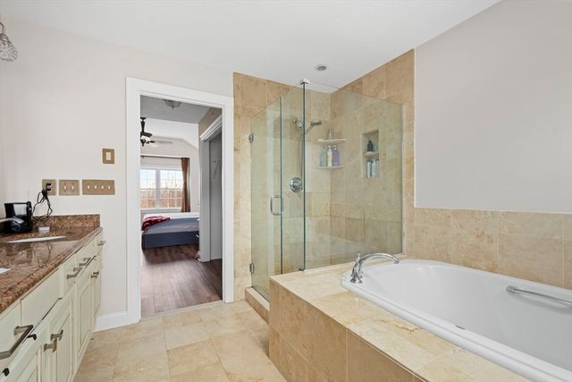 806 Ledgewood Way 806, Clinton, MA 01510