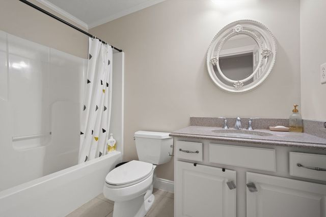 806 Ledgewood Way 806, Clinton, MA 01510