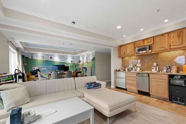 806 Ledgewood Way 806, Clinton, MA 01510