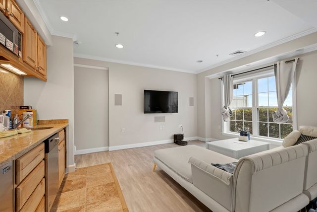 806 Ledgewood Way 806, Clinton, MA 01510