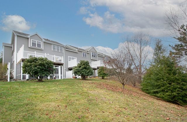 806 Ledgewood Way 806, Clinton, MA 01510