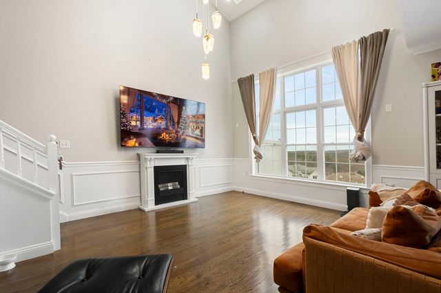806 Ledgewood Way 806, Clinton, MA 01510