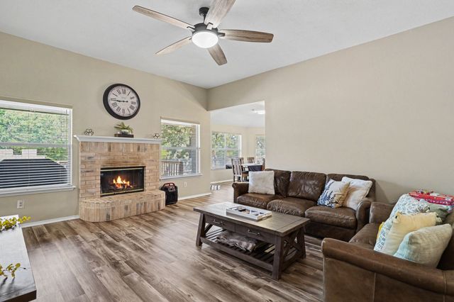 637 Oak View Court, Azle, TX 76020