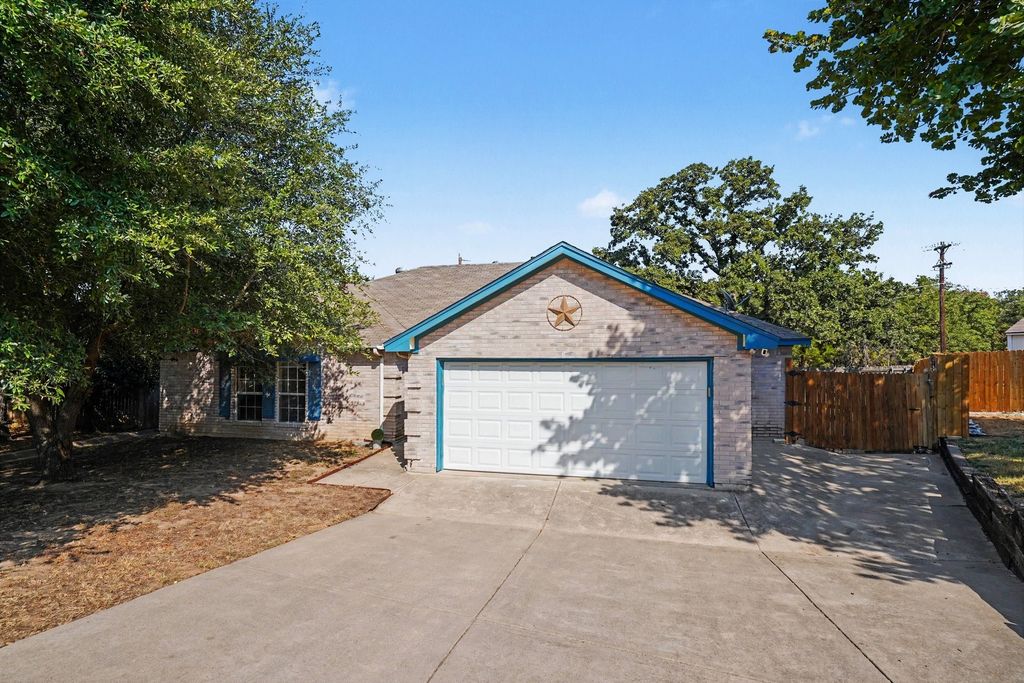 637 Oak View Court, Azle, TX 76020 — photo 2