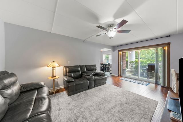 809 E Miner Street 1B, Arlington Heights, IL 60004
