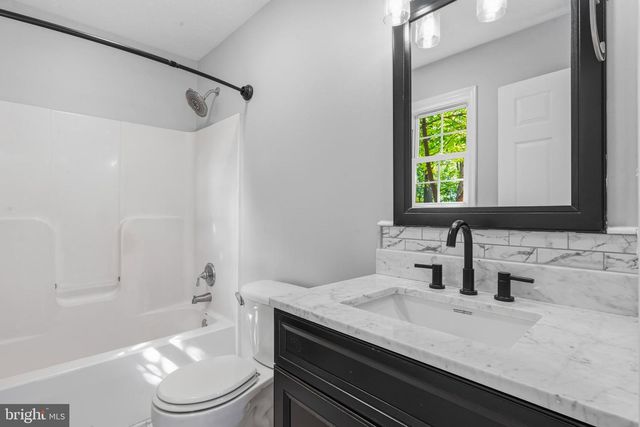 997 WILDERNESS RD, Linden, VA 22642