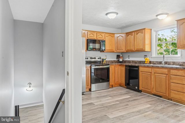 997 WILDERNESS RD, Linden, VA 22642