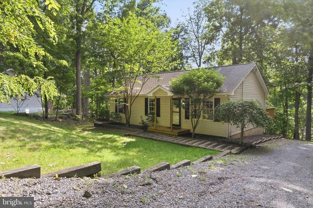 997 WILDERNESS RD, Linden, VA 22642