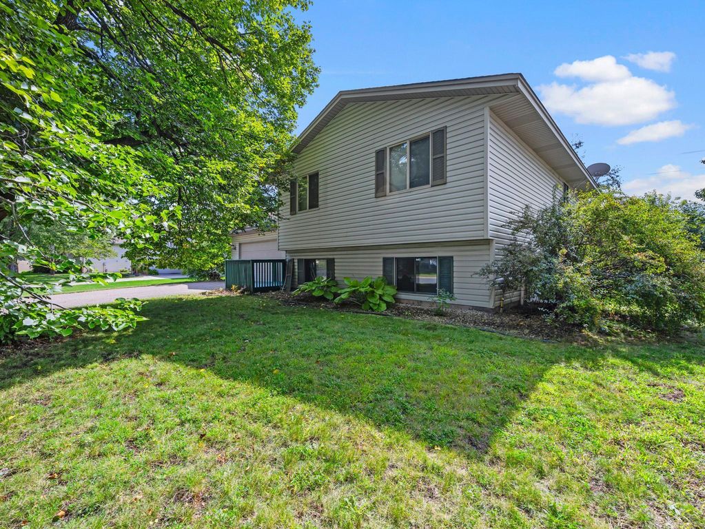 10955 97th Place N, Maple Grove, MN 55369