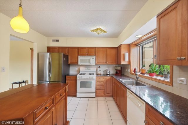770 Pearson Street 209, Des Plaines, IL 60016