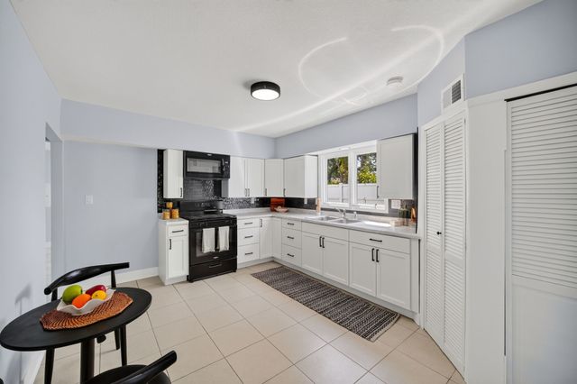 2504 E 37th Street, Des Moines, IA 50317