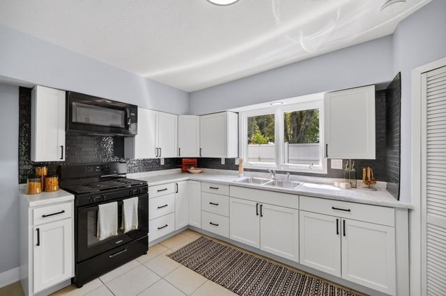 2504 E 37th Street, Des Moines, IA 50317