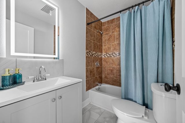 2504 E 37th Street, Des Moines, IA 50317