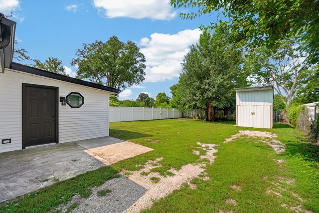 2504 E 37th Street, Des Moines, IA 50317