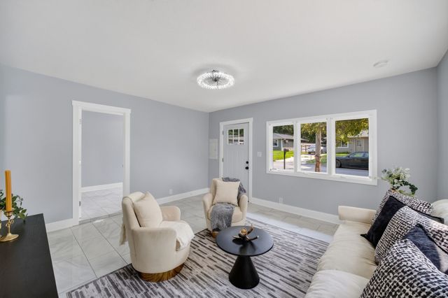 2504 E 37th Street, Des Moines, IA 50317
