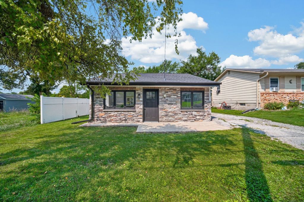 2504 E 37th Street, Des Moines, IA 50317