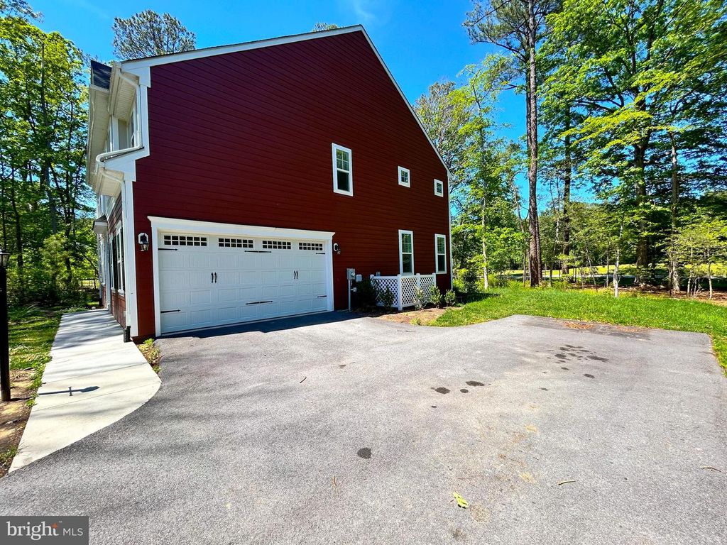 Image 6 of property listing at 15115 BAYSHIRE PL, Swan Point, MD 20645